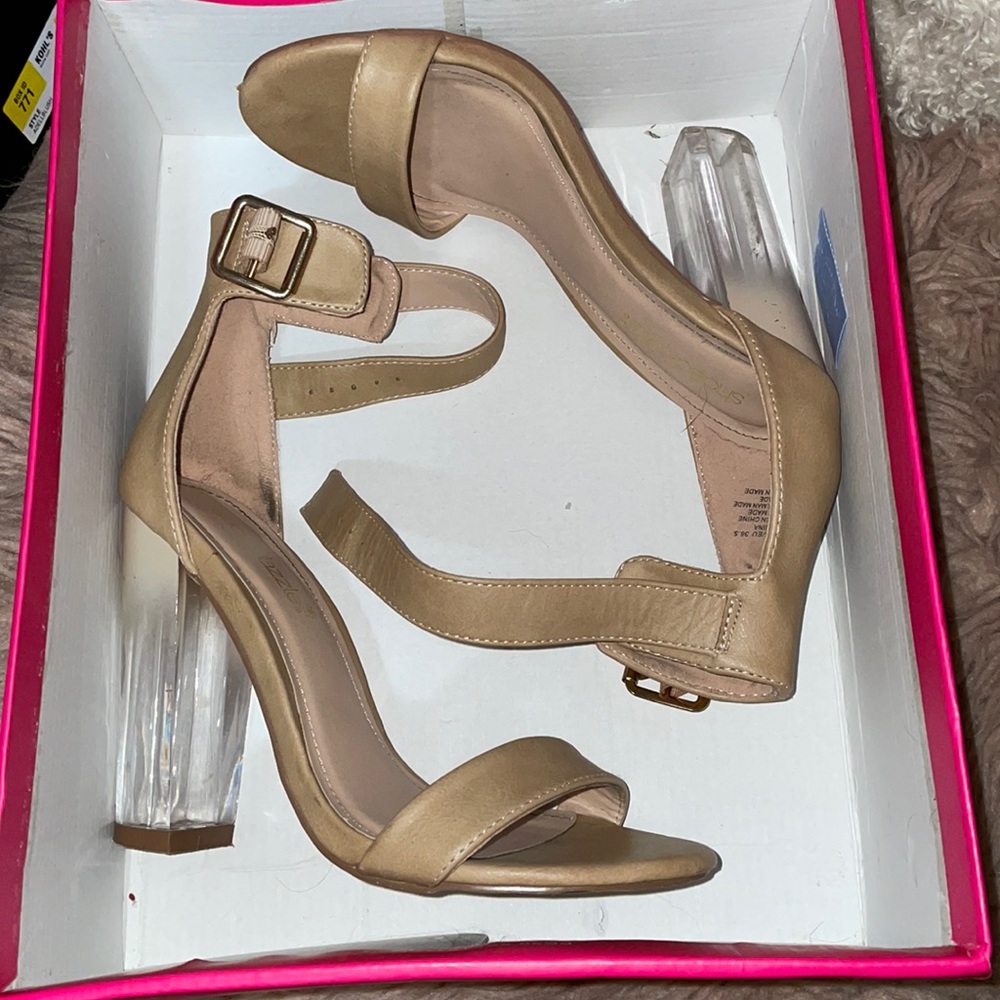 Shoe dazzle nude heels, only worn once.
